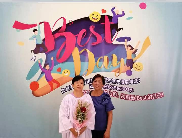 陈丽玉与幸福小组的 BEST 陈善萍在洗礼时的合影。她不仅传福音，还一路陪伴陈善萍度过人生低谷，直至她安息主怀。